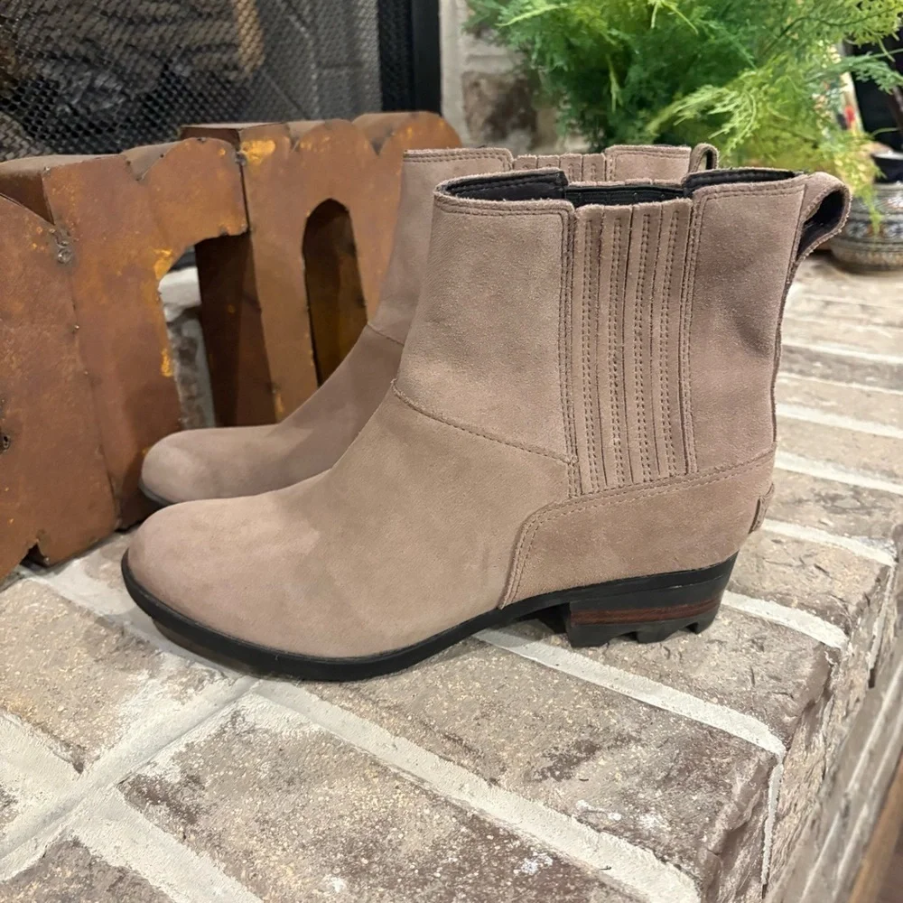 Sorel Women’s Lolla Chelsea Suede Boots Size 10
